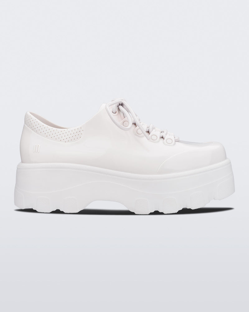 Side view of Melissa Kick Off platform sneaker in white. The sneaker has traditional white tie up laces.