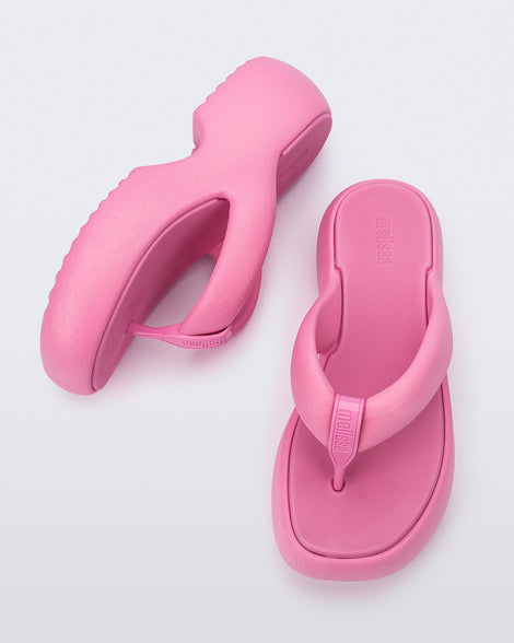 Side and top view of a pair of pink Free Platform II flip flops