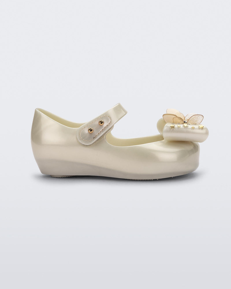 Side view of a Mini Melissa Ultragirl peeptoe ballet flat for baby in white with star printed butterfly bow applique.