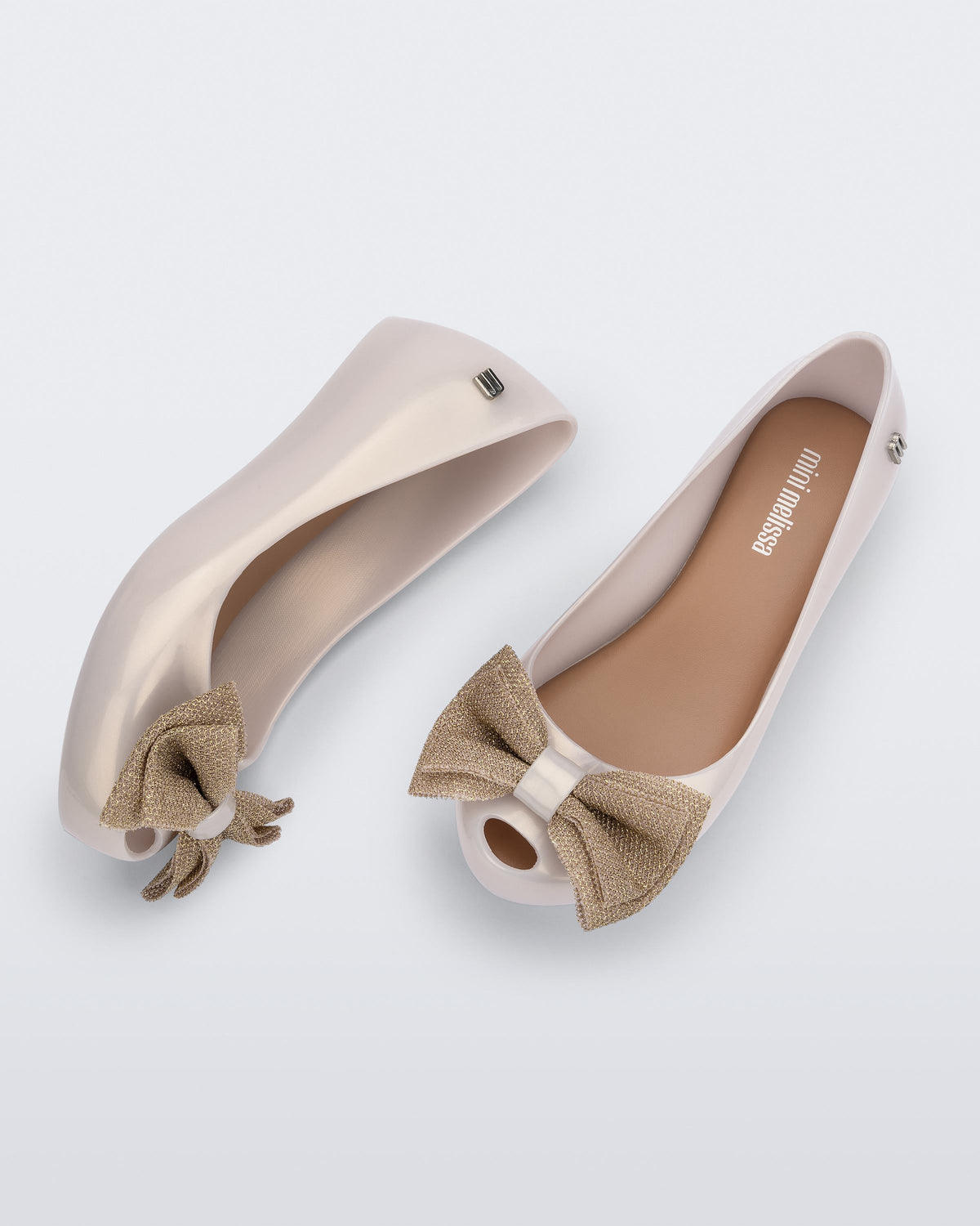 Top and side view of a pair of pearly beige Ultragirl Sweet kids ballerina flats with bow