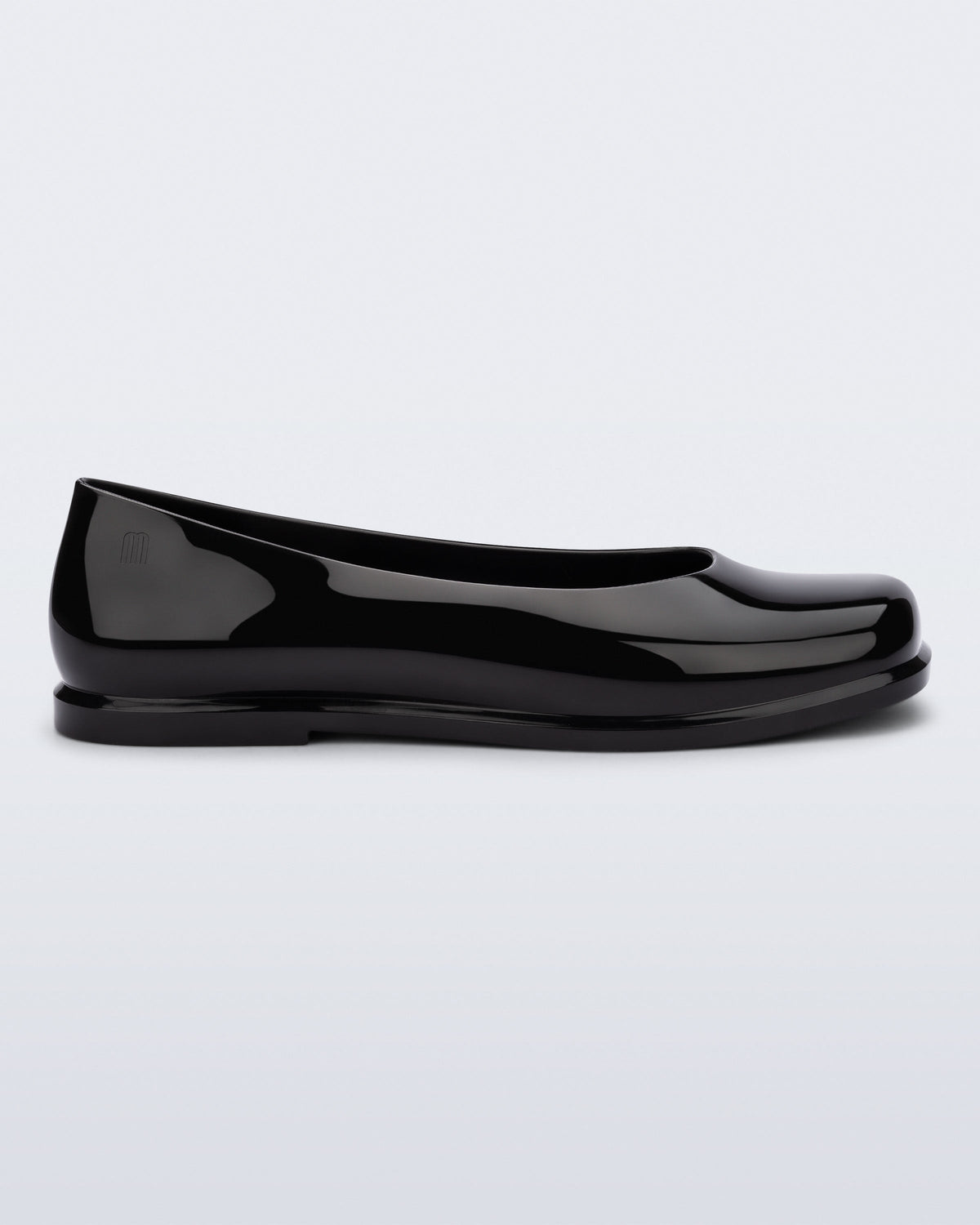 Side view of a black Ruby adult flat.