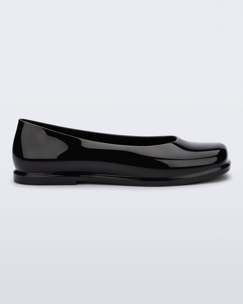 Side view of a black Ruby adult flat.