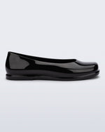 Side view of a black Ruby adult flat.