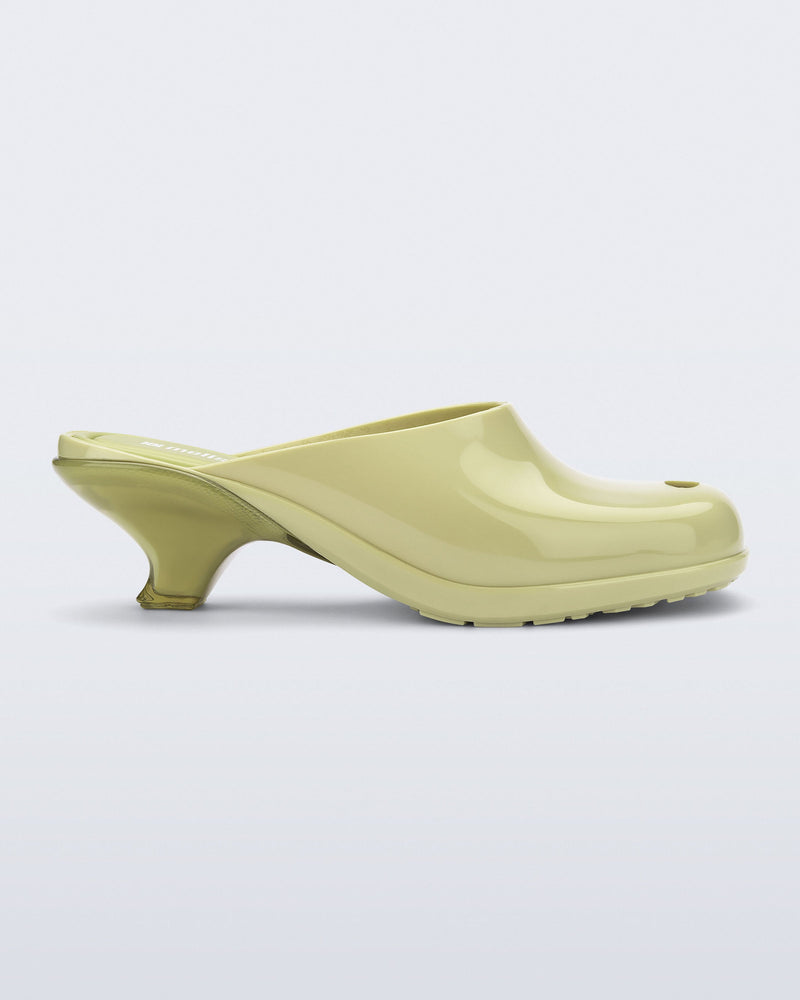 Side view of a green Gaia kitten heel with peep toe
