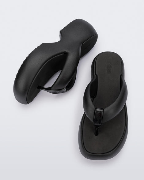 Side and top view of a pair of black Free Platform II flip flops