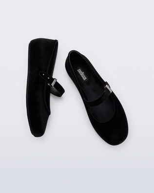 Side and top view of a pair of black Soft Ballerina Velvet II flats