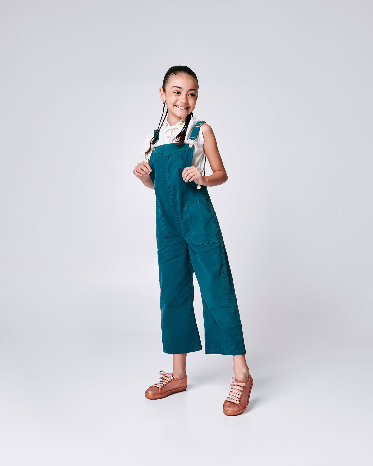 Child model wearing a pair of pearly brown kids Hip M Lover sneakers with laces