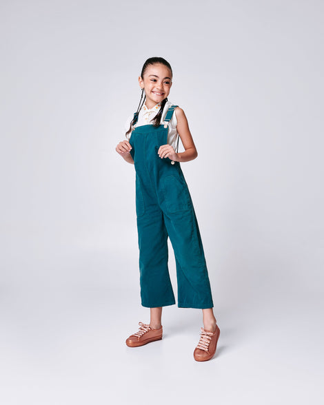 Child model wearing a pair of pearly brown kids Hip M Lover sneakers with laces