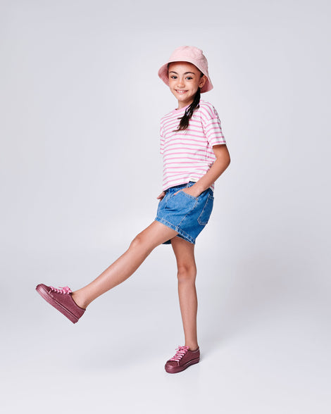 Child model wearing a pair of glitter pink kids Hip M Lover sneakers with laces