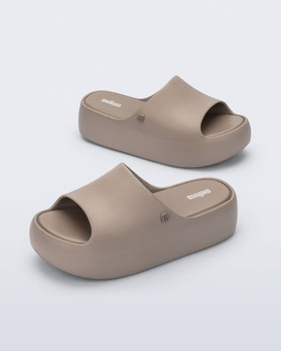 Product element, title Free Platform Slide in Dark Beige
 price €99,00
