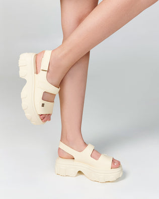 Product element, title Ella Move in Yellow/Beige
 price €83,30