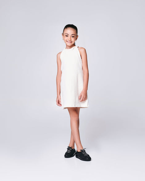 Child model wearing a pair of black kids Hip M Lover sneakers with laces