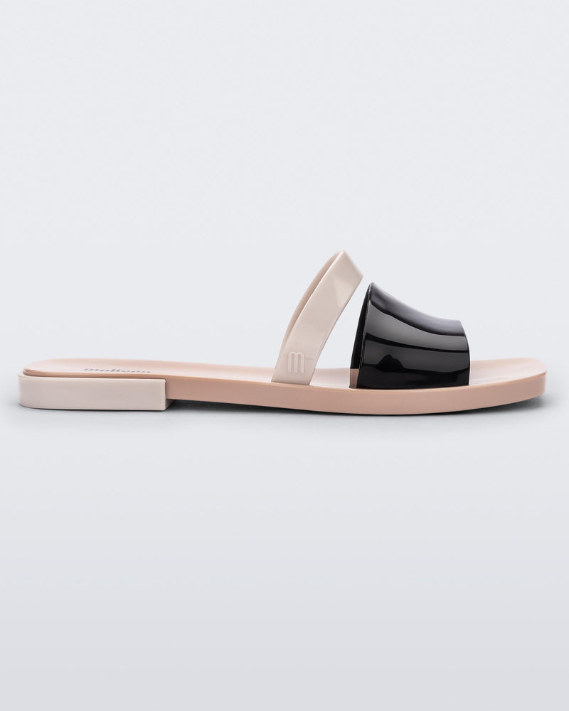 Side view of a black and beige Ivy women's slide