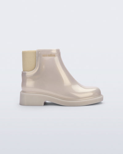 Side view of a pearly beige Chelsea II kids boot
