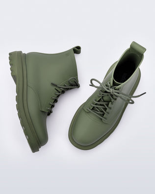Top and side view of a pair of green Coturno Soft boots