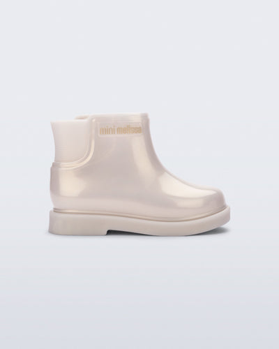 Side view of a pearly beige Chelsea II baby boot