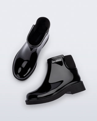 Top and side view of a pair of black Chelsea II kids boots