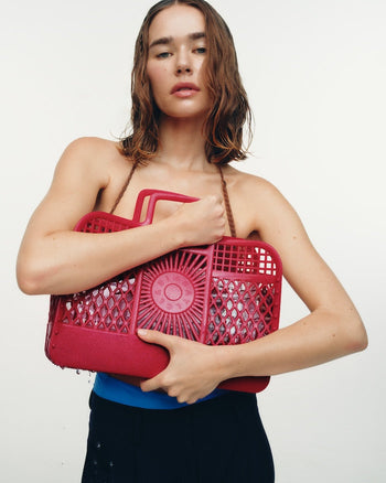 model holding the Bimba Y Lola jelly beach bag