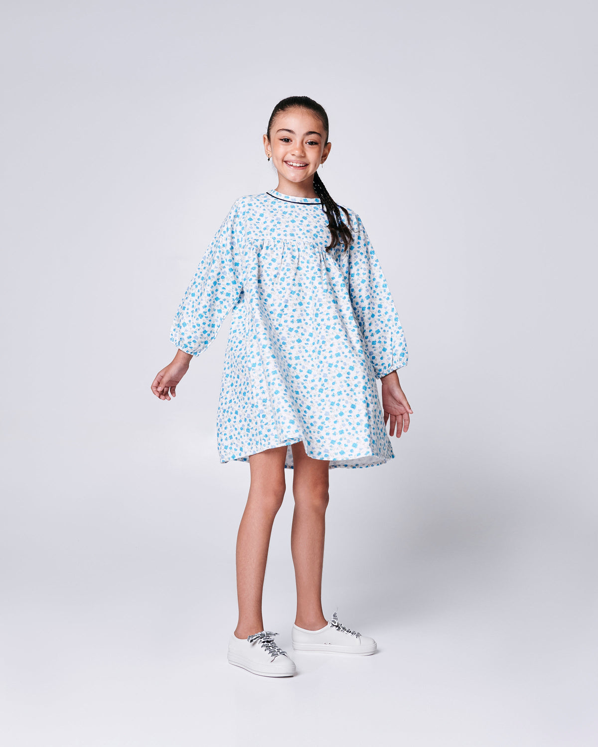 Child model wearing a pair of white kids Hip M Lover sneakers with laces