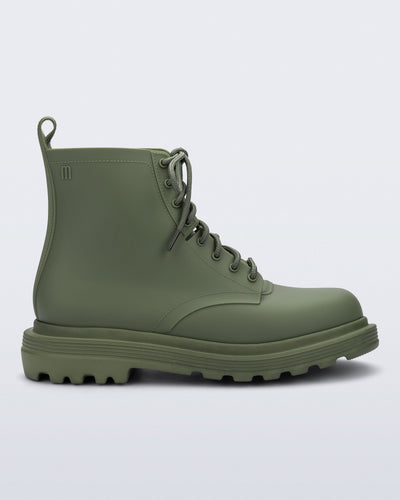 Side view of a green Coturno Soft boot