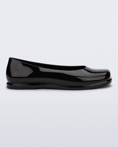 Side view of a black Ruby adult flat.