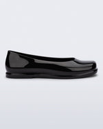 Side view of a black Ruby adult flat.