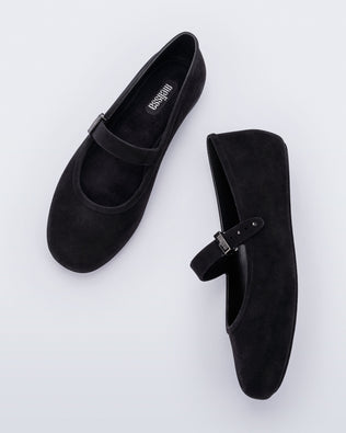 Side and top view of a pair of black Soft Ballerina Velvet flats