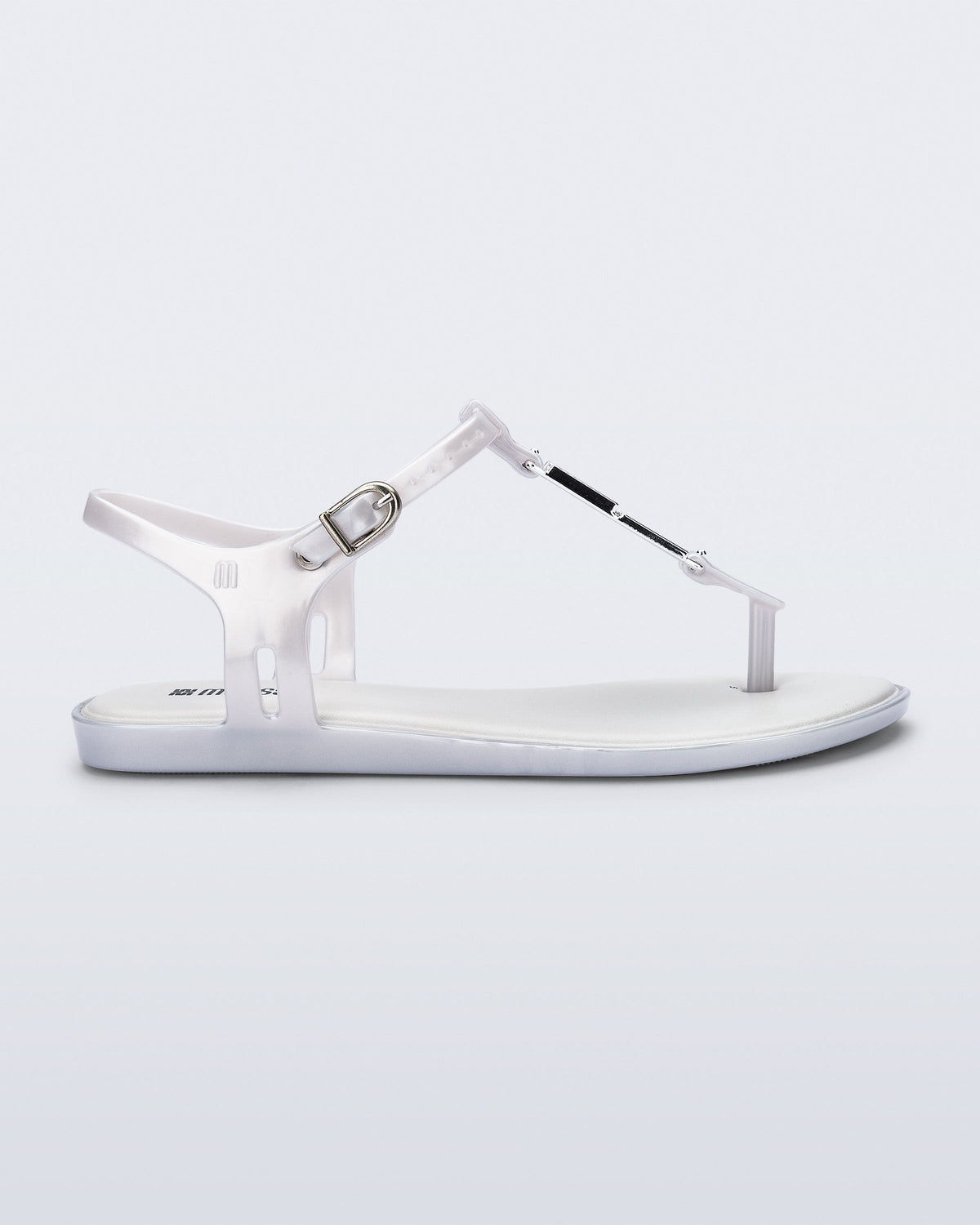 Side view of a pearly white Solar M Chic sandal