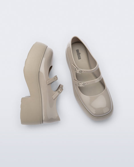 Top and side view of a pair of beige Farah platform mary janes